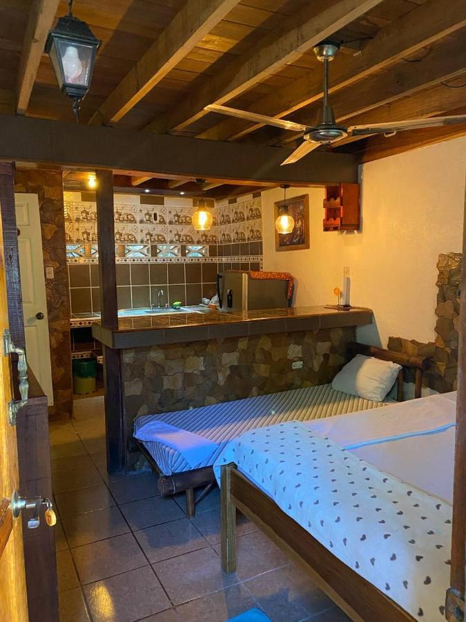 Hostal Cecilia Puerto Viejo de Talamanca Dış mekan fotoğraf