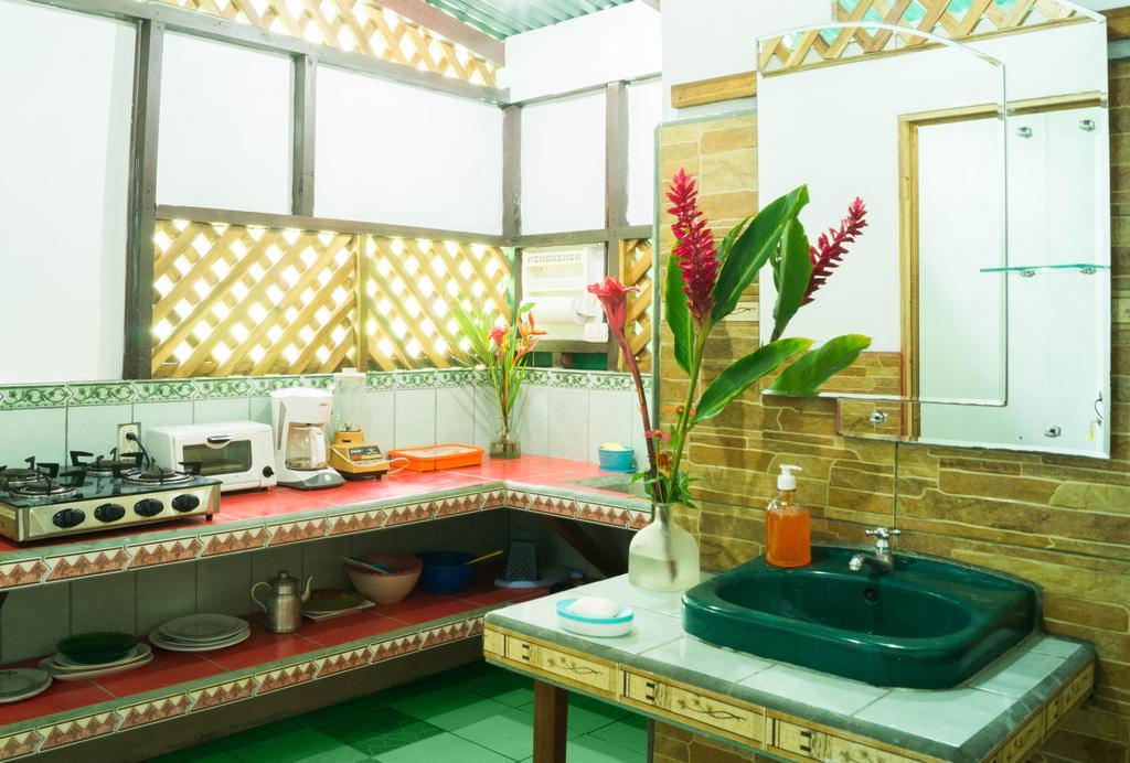 Hostal Cecilia Puerto Viejo de Talamanca Dış mekan fotoğraf