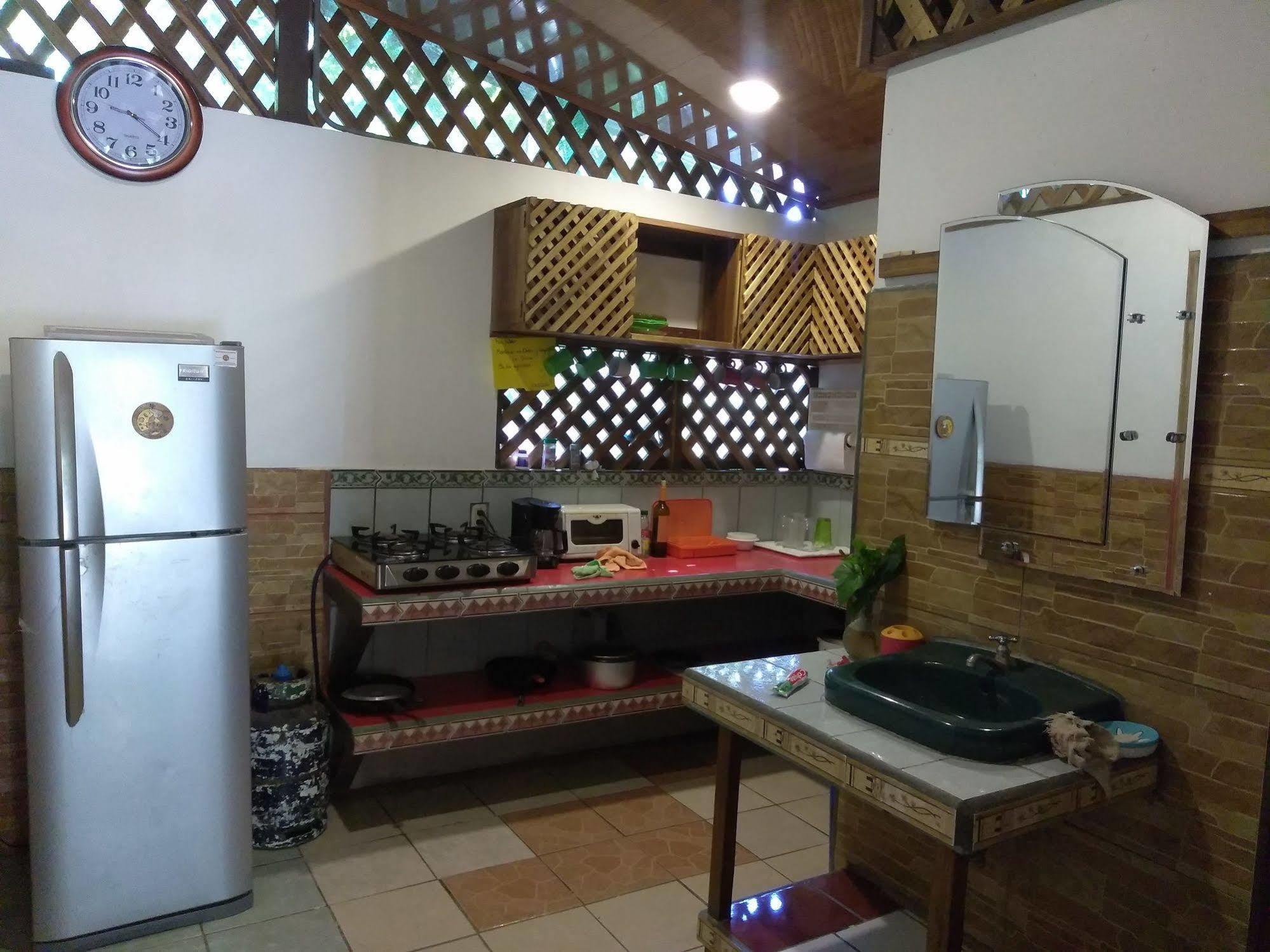 Hostal Cecilia Puerto Viejo de Talamanca Dış mekan fotoğraf