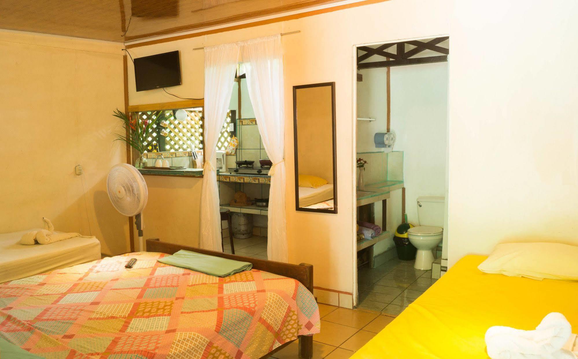 Hostal Cecilia Puerto Viejo de Talamanca Dış mekan fotoğraf